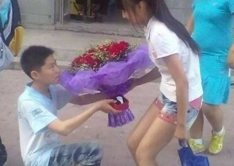 初三男女早恋,双方家长正式见面,照片还发朋友