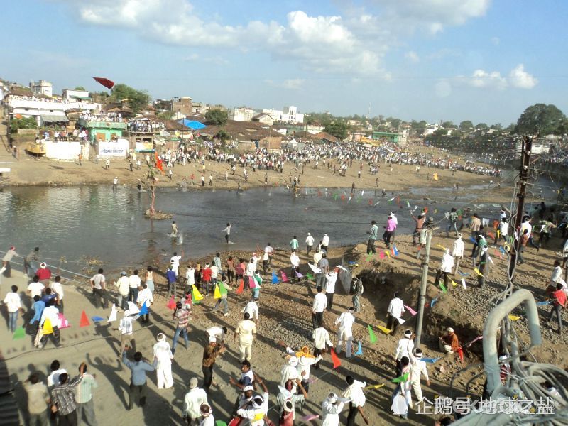 印度两小村每年都互相扔石头!政府劝阻也没用
