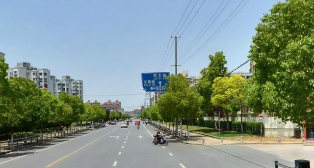 则是位于宝山区的大场镇,这条道路也是上海市外环内的一条主要干路