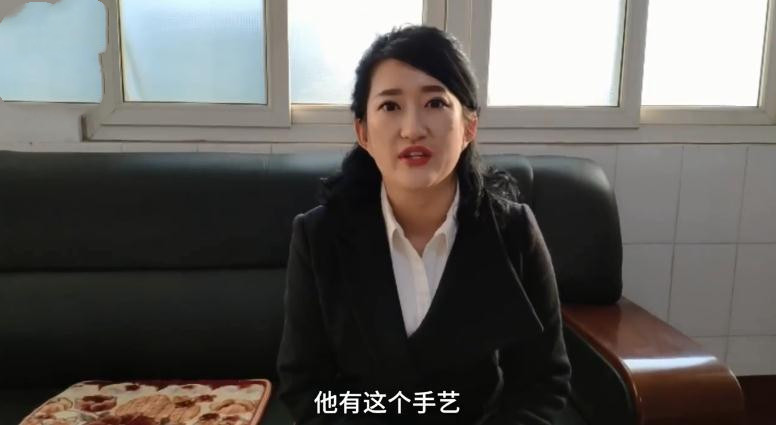 女大学生毕业卖烤猪肉,一天要烤5头猪,四年买