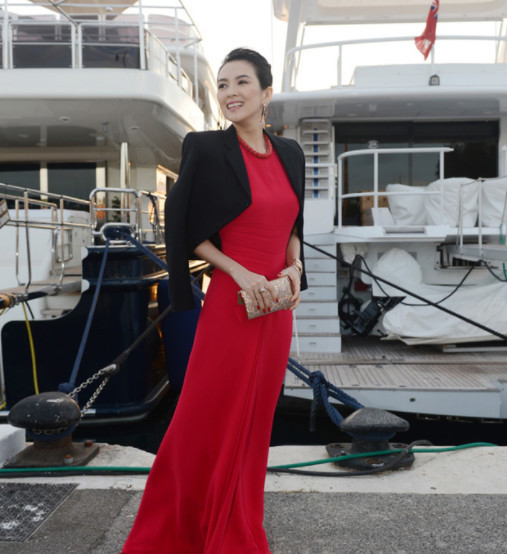 章子怡穿搭失误,站起身时暴露身材小缺陷,网友