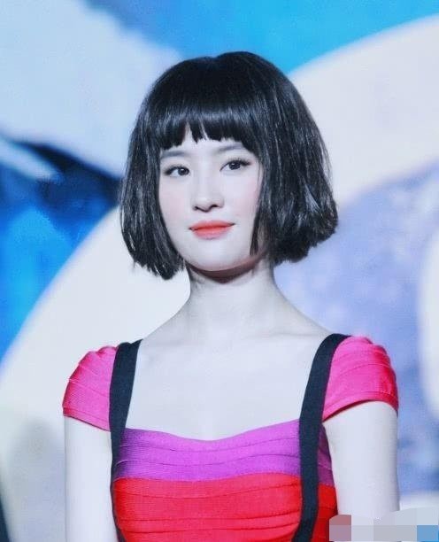 刘亦菲微博晒与老友新旧照对比,罕见齐刘海造型竟莫名可爱