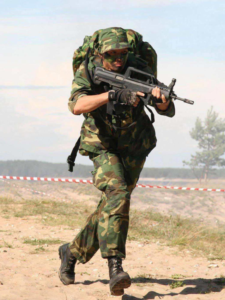 身着03式作战靴作训的中国特种部队