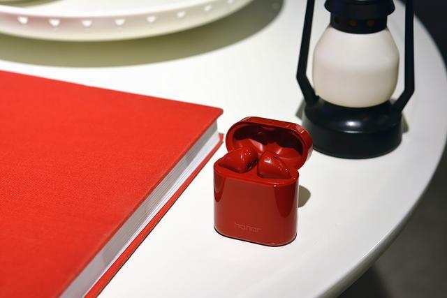 荣耀耳机:支持骨声纹识别和无线充电,比苹果好