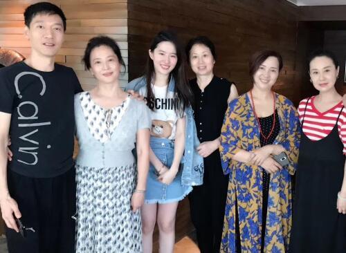 刘亦菲微博更新动态,晒出了两张照片,脖子上的