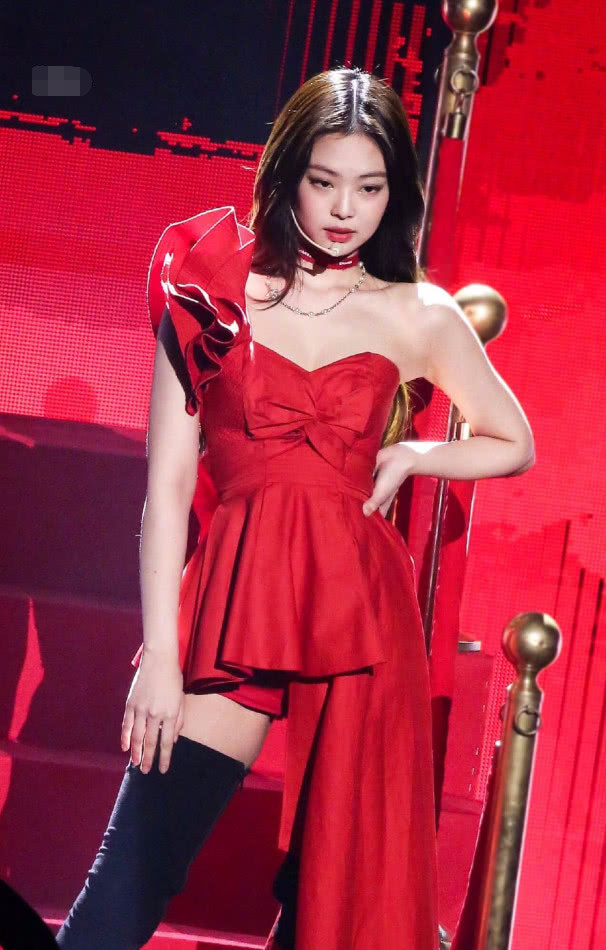 金智妮穿红裙solo美到发光