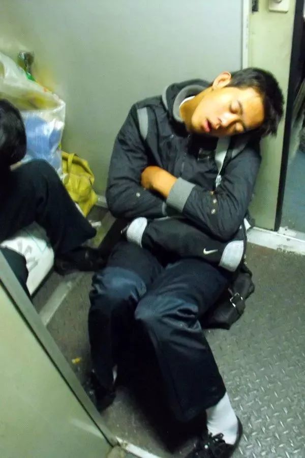 火车上的各种奇葩睡姿,看完笑出猪叫…哈哈哈哈哈哈