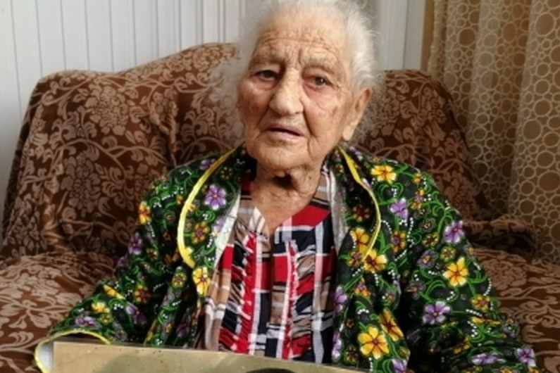 俄罗斯103岁老太太排2年队苦等分房子 官员回应:再等等