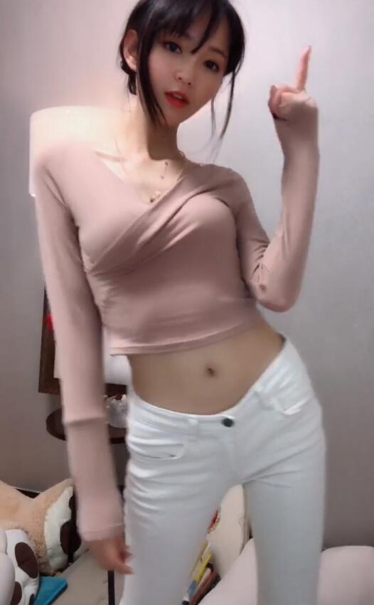 抖音超萌萝莉美女小拖累走红 身材娇小玲珑萌翻百万