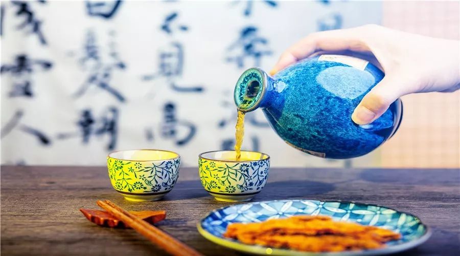 独酌第一杯: 花间对影交相欢