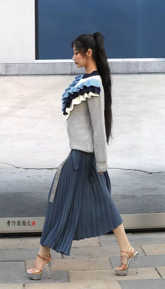 街拍:高跟10厘米以上,美女真是很亮眼