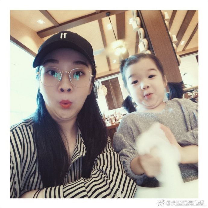 吴雅婷晒女儿萌照,王大姐变小财迷躲起来数压岁钱让妈妈一顿好找