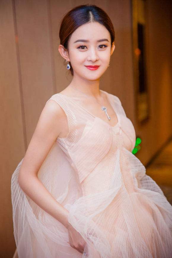 赵丽颖的大肚子照可爱又温柔,怀孕了还是个吃货,祝福