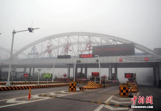 河北7地市因雾霾限行 北京以南高速全部关闭