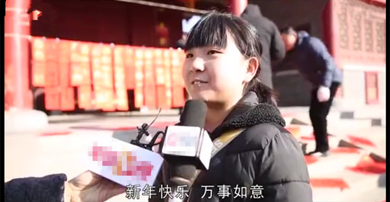 小学生大集上写福字送春联,心有还有些小骄傲