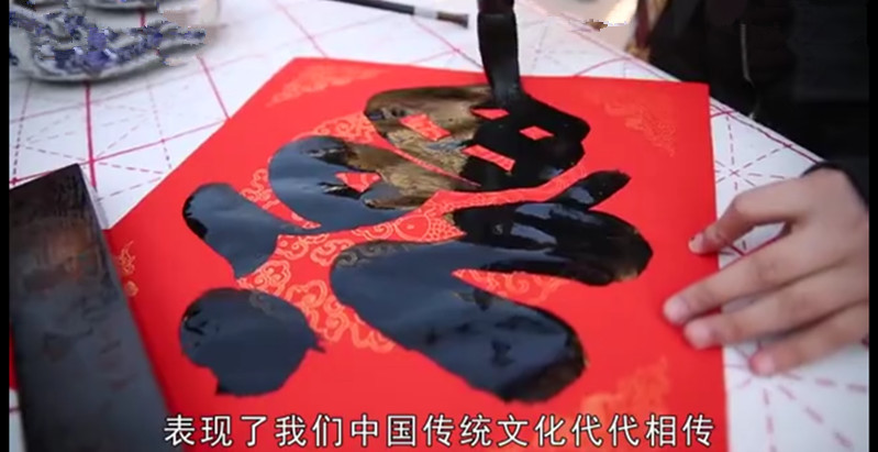 小学生大集上写福字送春联,心有还有些小骄傲