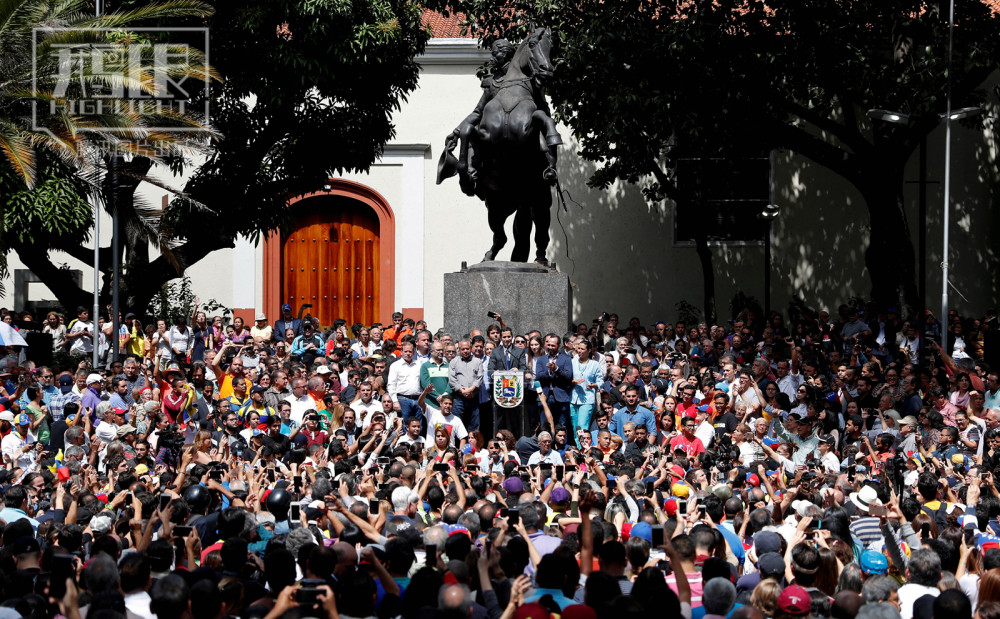 鹅眼:一个国家出现两位总统,委内瑞拉乱局何日