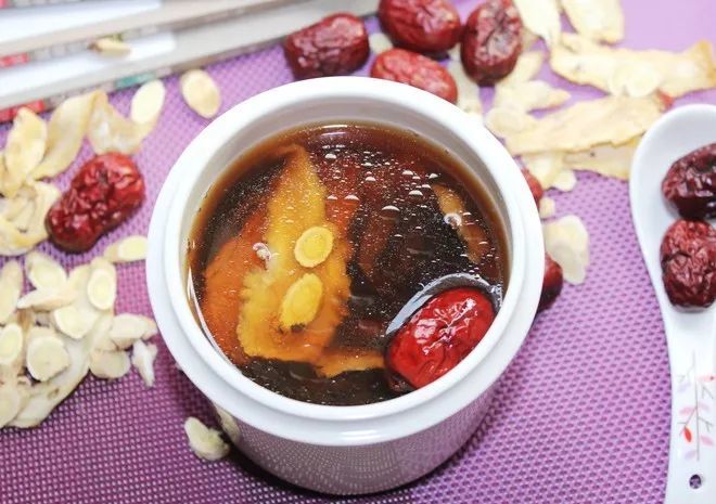 猪瘦肉  150克/当归  12克/红枣  5颗/黄芪10克/盐  少许/姜片  适量