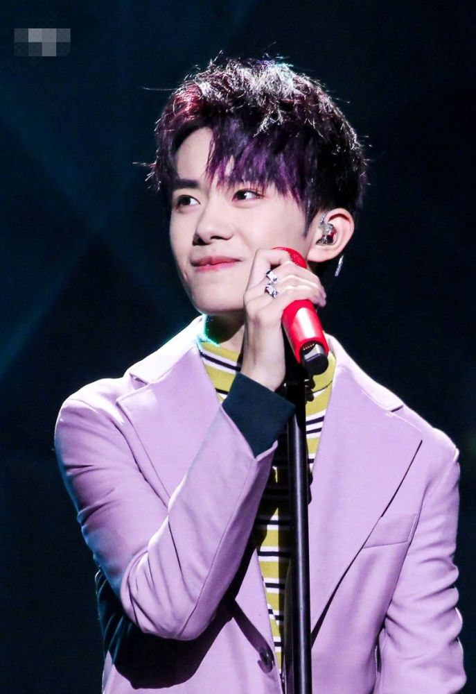 粉丝热情接机,易烊千玺表示别碰我,其原因却