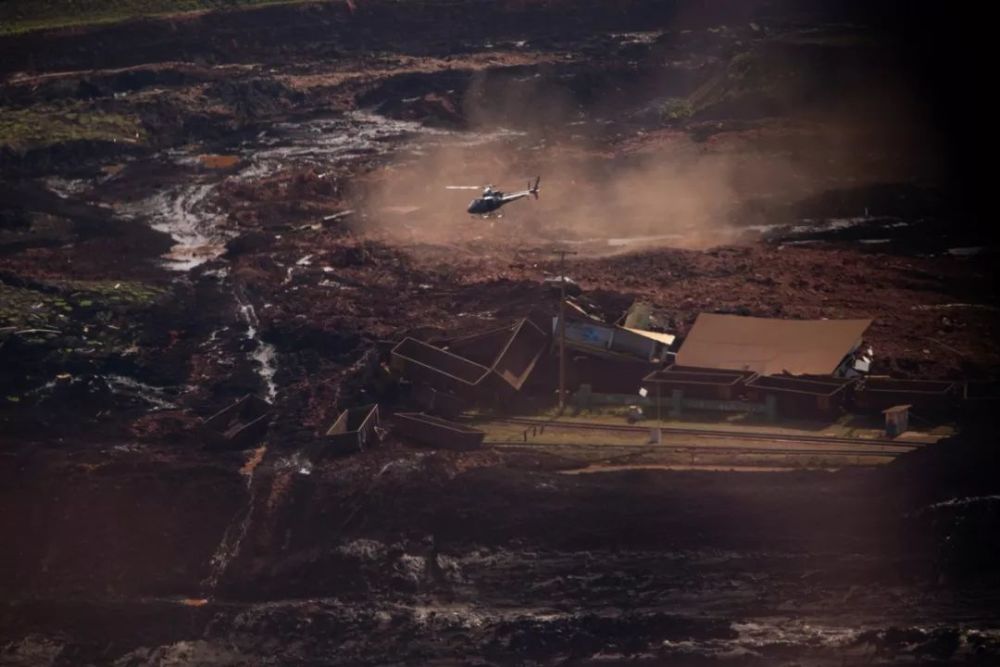 巴西矿坝溃坝事故已致58人死亡 当地变成一片