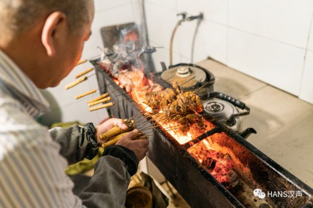 高雄路的神奇烧烤:兔子,乌鸡,野鸭,麻雀,鹌鹑整只现烤