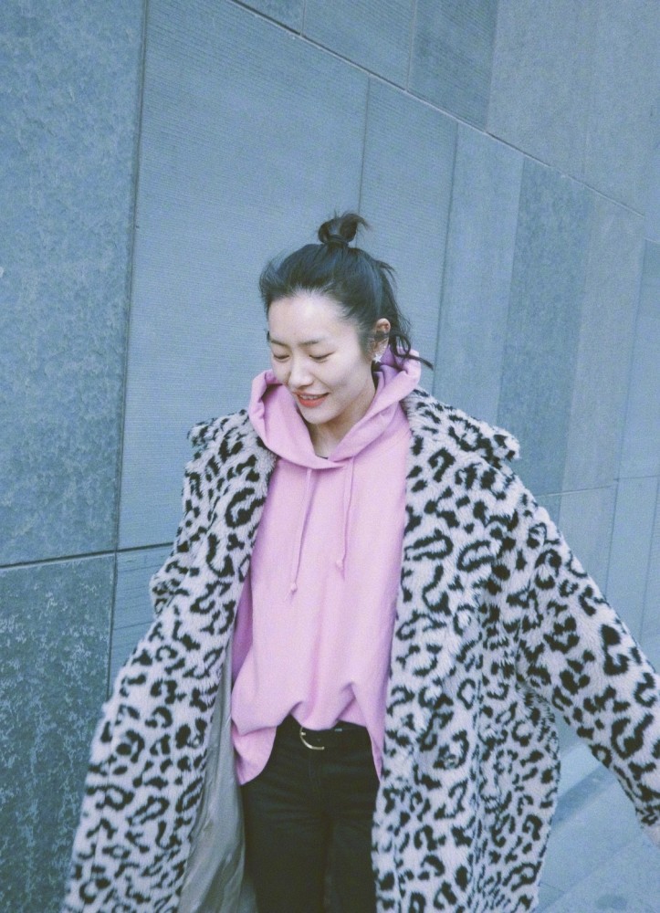 刘雯终于少女了一回,豹纹外套搭配粉色卫衣尽
