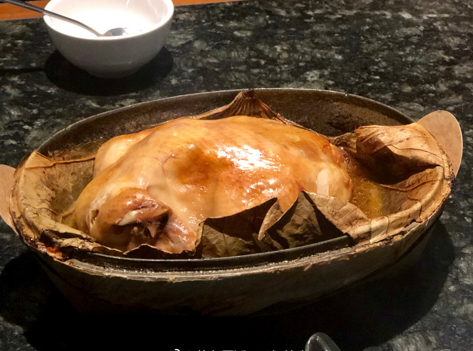 韩国人第一次吃叫花鸡,一脸诧异问吃土?,网友