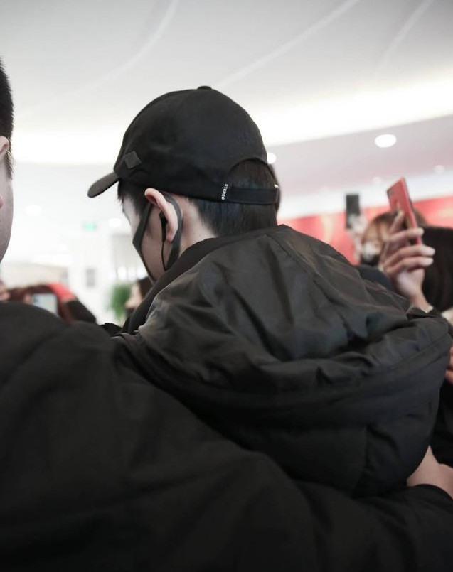 易烊千玺被私生饭围堵还被女生摸手,弟弟有礼女生体照祼自拍_图片