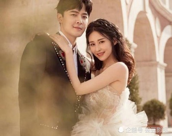 颖儿一家三口低调现身，付辛博抱女儿超有爱，小月亮穿红衣很喜庆