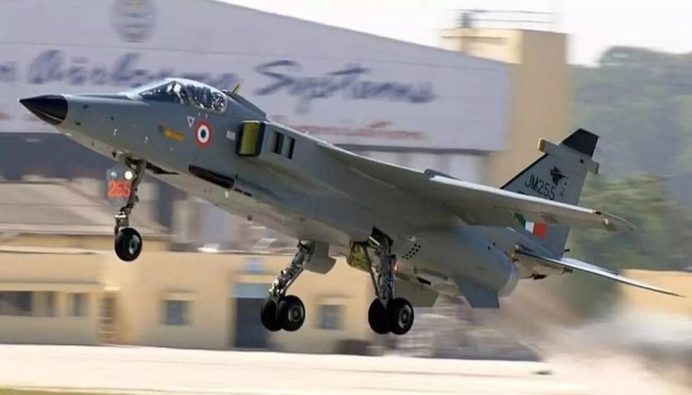 印度空军一架美洲虎战机坠毁,飞行员安全弹射