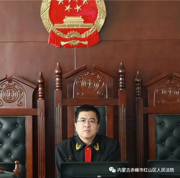 赤峰男子乱停车将路堵死,后车车主将其殴打!你怎么看?