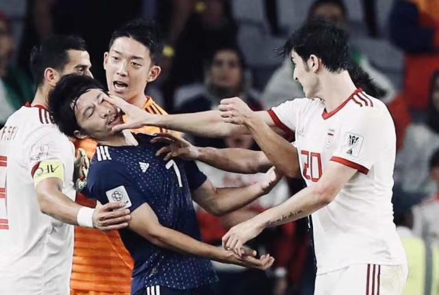 输急了!伊朗落后日本3球 阿兹蒙掌掴柴崎岳