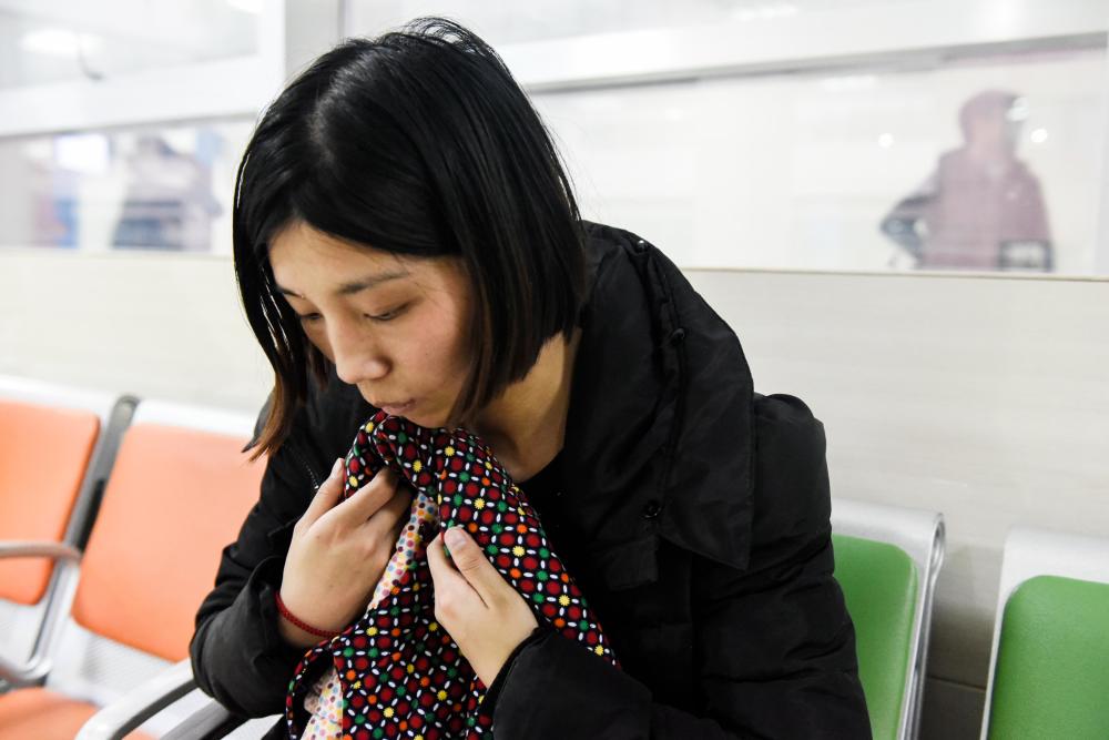 河南三个月大婴儿重症室急救 妈妈抱着小棉袄