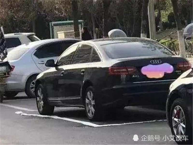 奥迪车主找不到车位,用卫生纸画一个,网友:怪