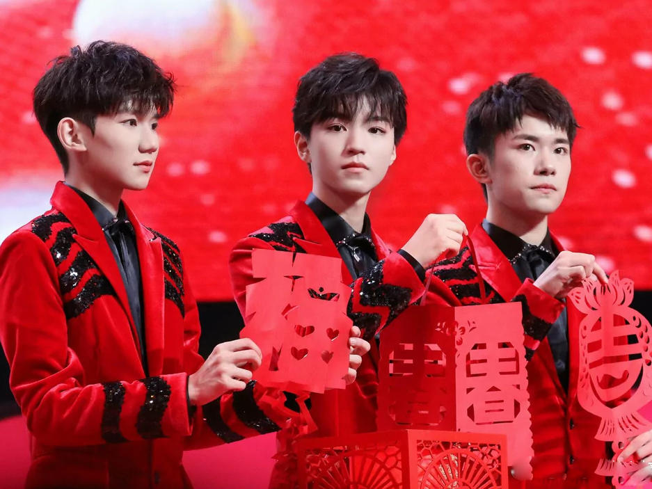 TFBOYS春晚彩排,穿红西装喜庆养眼,王源路透
