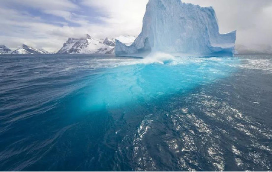 南极发现不冻湖,水温高达20多度,湖底疑似有不
