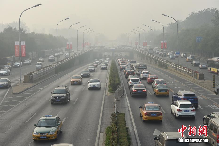 北京发布雾霾橙色预警 能见度低建筑物隐身(组图)