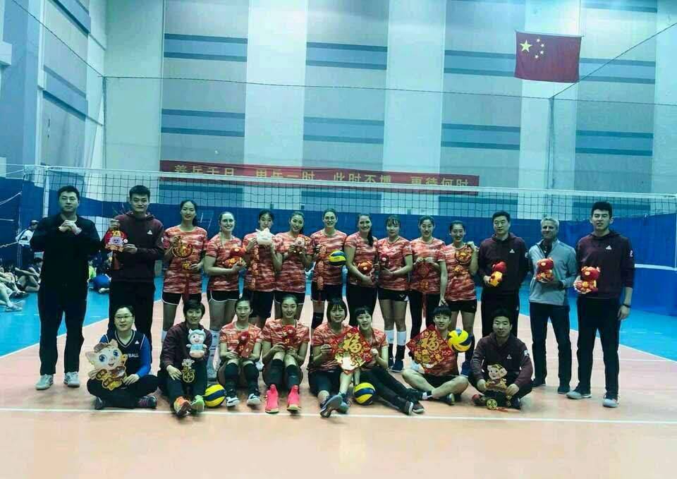 美国女排主帅来北汽考察弟子状态 给中国球迷