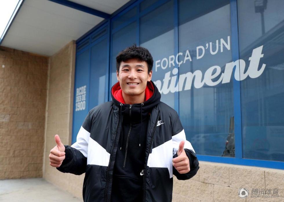 腾讯体育现场见证武磊加盟西班牙人:花式颠球
