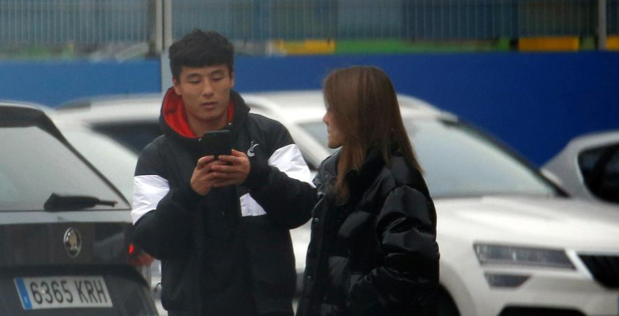 腾讯体育现场见证武磊加盟西班牙人:花式颠球