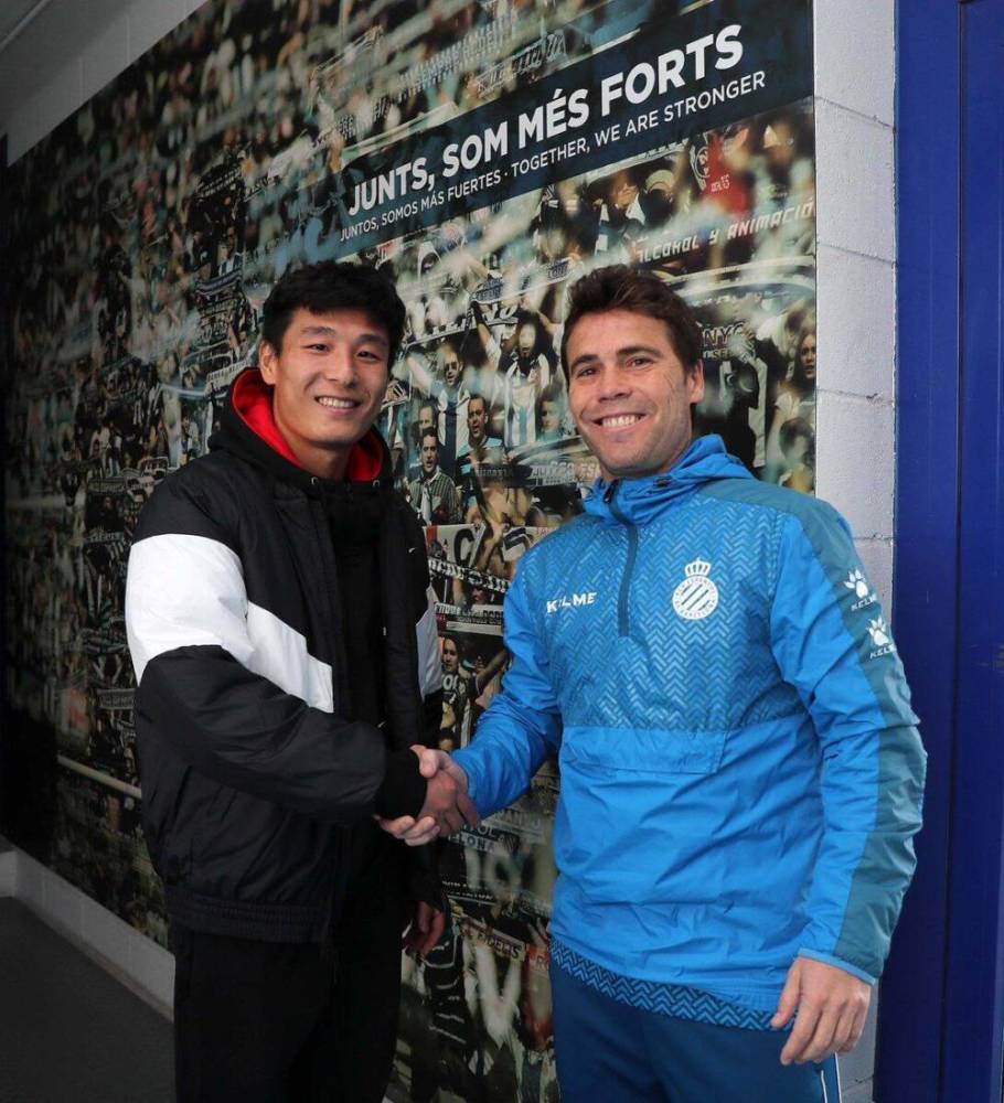 腾讯体育现场见证武磊加盟西班牙人:花式颠球