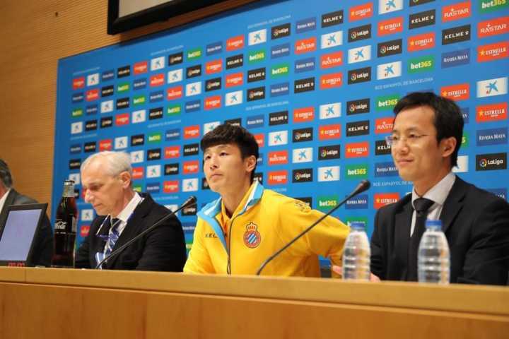 腾讯体育现场见证武磊加盟西班牙人:花式颠球