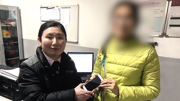 女子把手机贴地铁车门上扫福字 车门一开悲剧