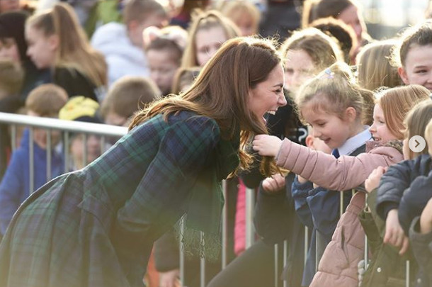 凯特王妃现身活动,不追名牌手拎网红包,小粉丝