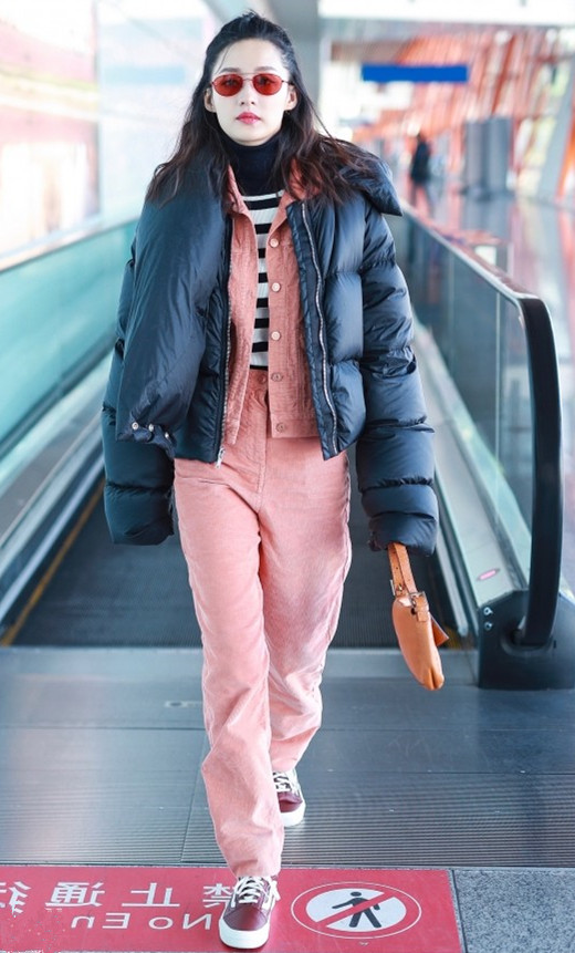 想要兼顾温暖与洋气?表白短款羽绒服,表现力满