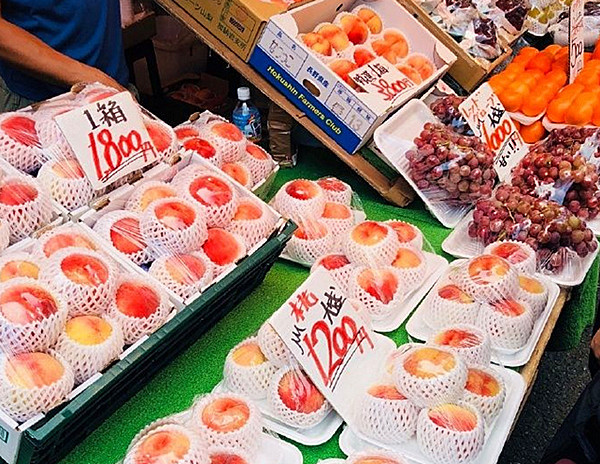 日本的水果有多贵?日本人:想捧着西瓜,用勺子
