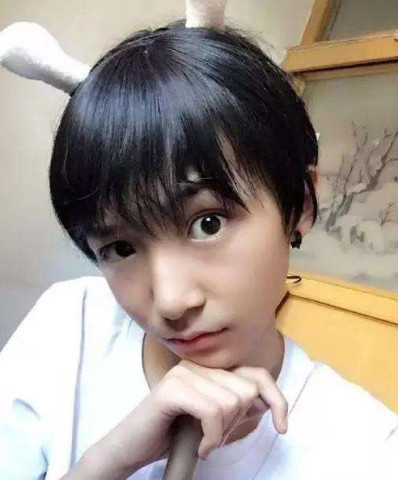 女装大佬艾比有多百变?换上男装秒变韩国欧巴,这大长腿得有两米