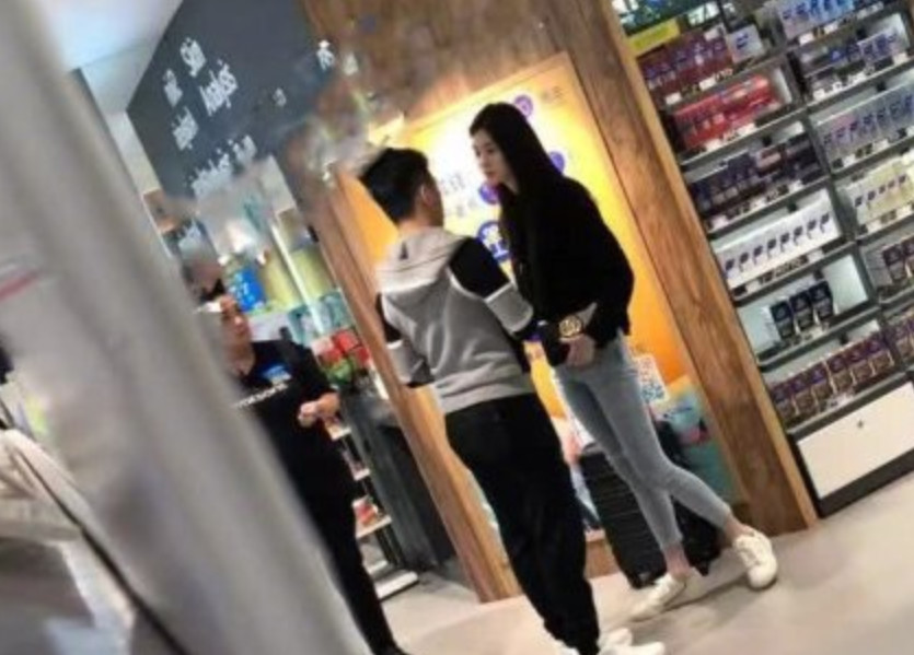 看看向佐郭碧婷的合照,再看看奚梦瑶何猷君,谁