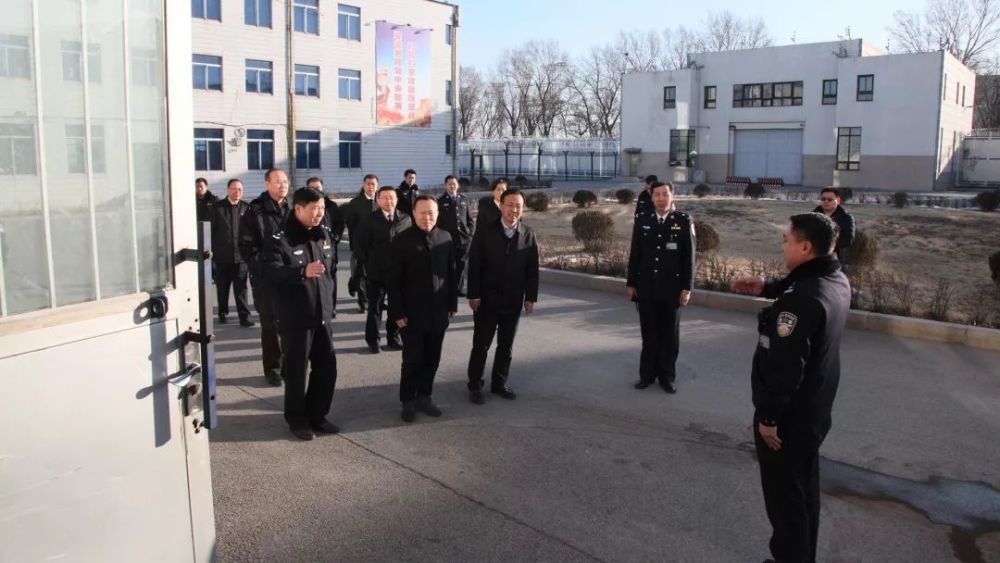 康家山监狱监区负责人向赵东岩检察长介绍监管安全情况