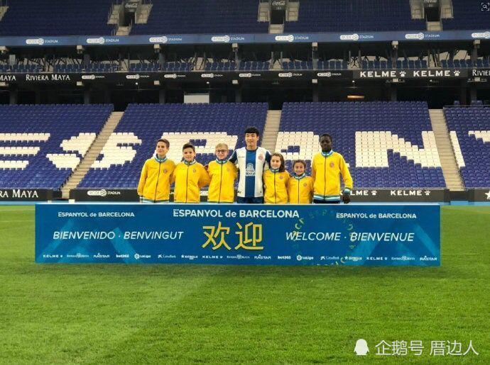 武磊疑遭歧视!西班牙球迷做眯眯眼动作 中国